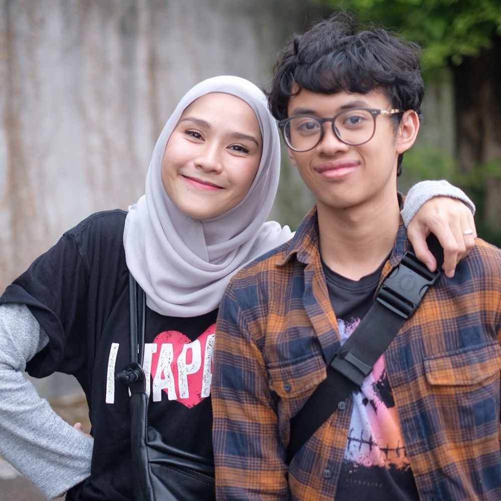 Potret kompak 10 seleb bersama anak tiri, bak kakak adik