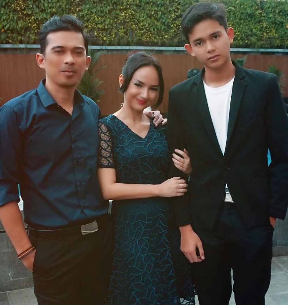 Potret kompak 10 seleb bersama anak tiri, bak kakak adik