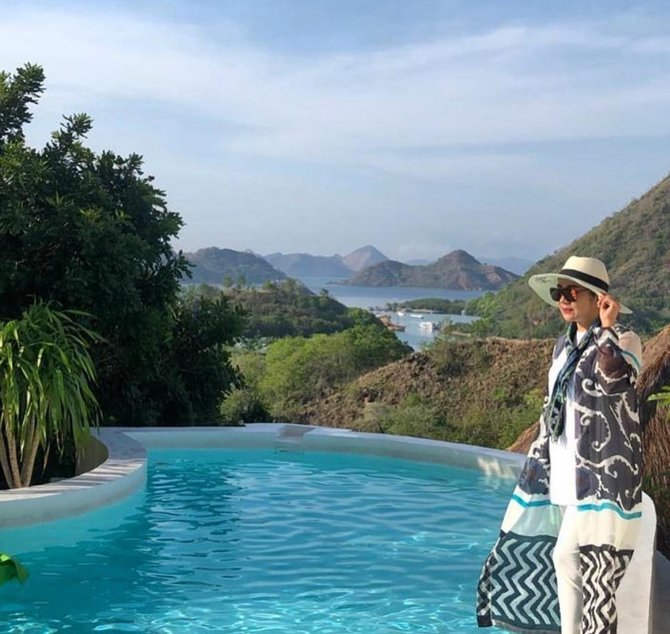 10 Potret ibu Nikita Willy, awet muda dan modis abis