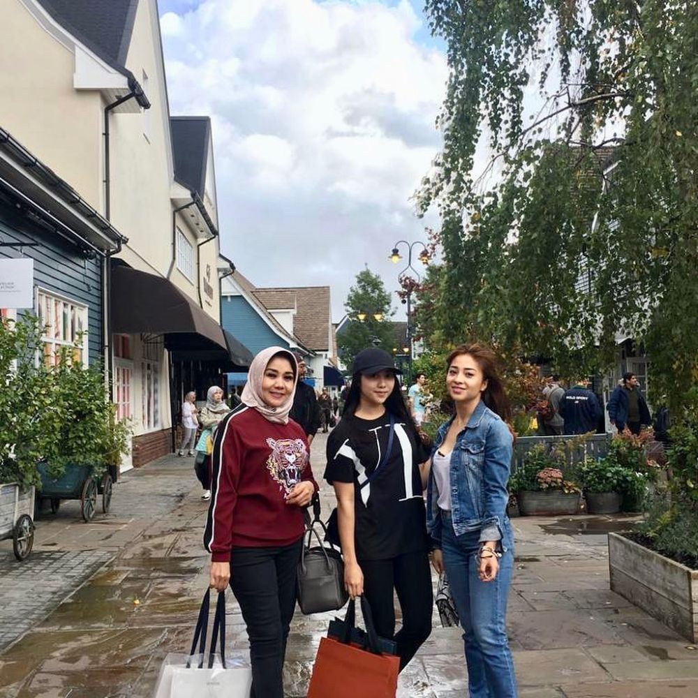 10 Potret ibu Nikita Willy, awet muda dan modis abis