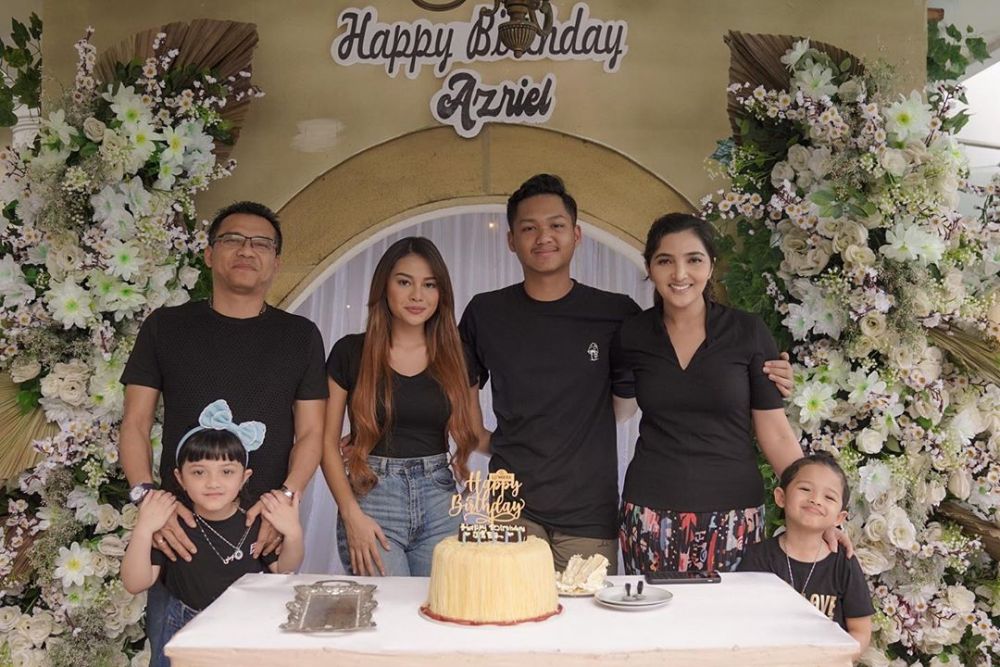 7 Seleb ini punya anak tiri lebih dari satu, telaten bak ibu kandung