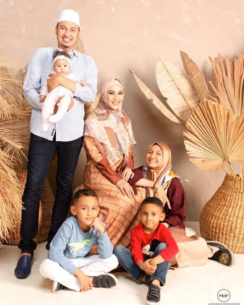 7 Seleb ini punya anak tiri lebih dari satu, telaten bak ibu kandung