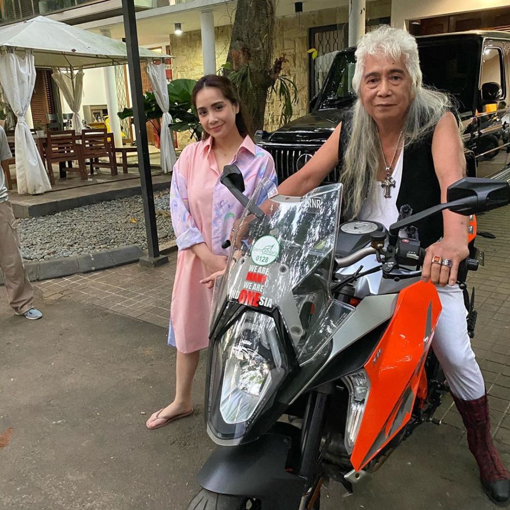 Momen Rafathar bertemu Gideon Tengker, gaya sang kakek jadi sorotan