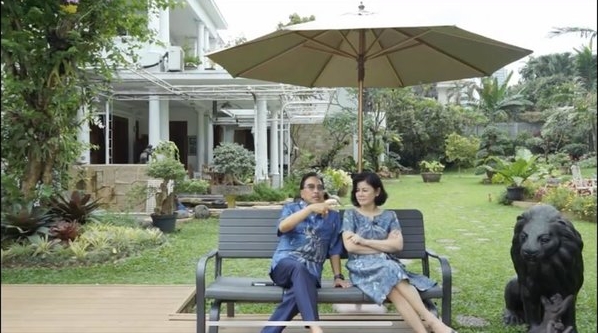 5 Potret halaman belakang rumah Hotma Sitompoel, luas banget