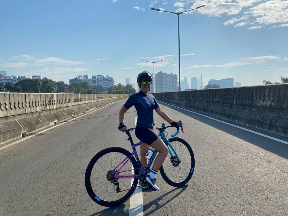 7 Potret koleksi sepeda Nirina Zubir, pernah gowes Jakarta-Bali