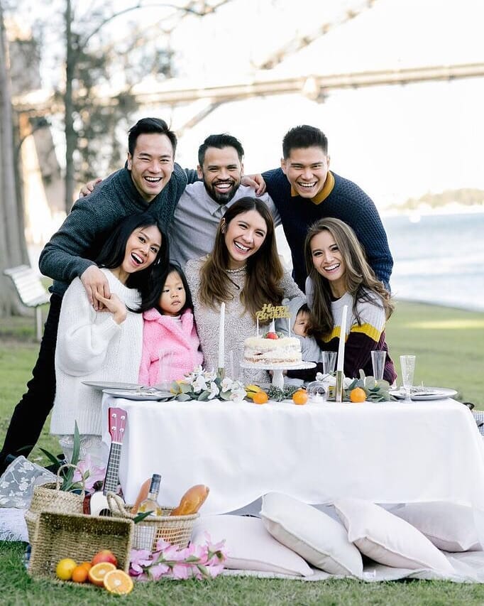 Tinggal di Australia, ini 10 momen kompak geng Flawsome Acha Septriasa