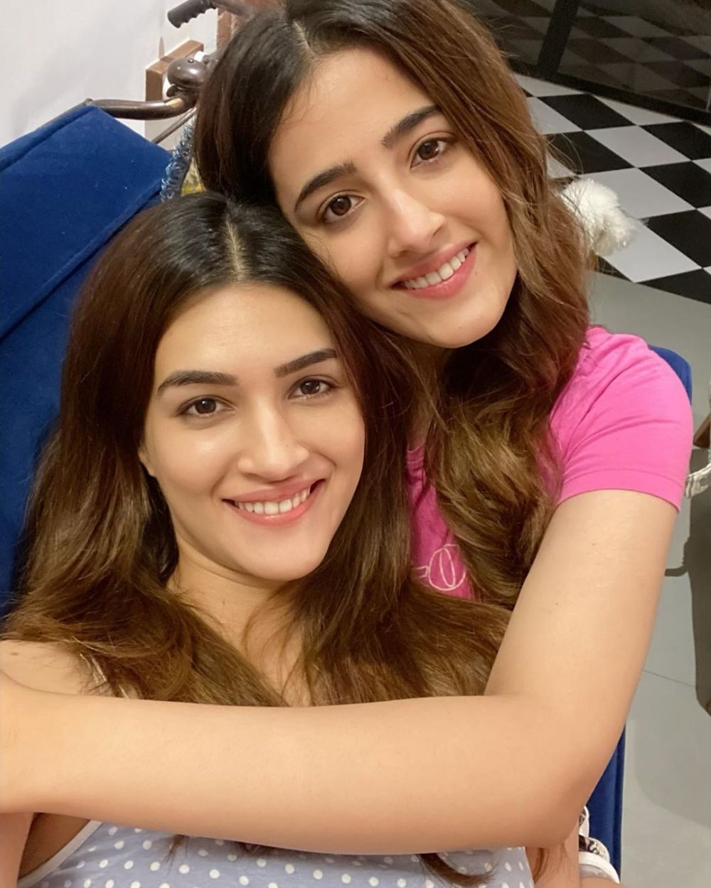 10 Potret kebersamaan Kriti Sanon dan adiknya, mirip banget