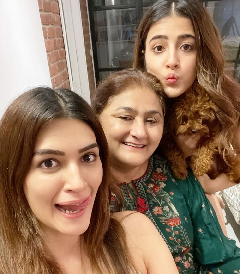 10 Potret kebersamaan Kriti Sanon dan adiknya, mirip banget