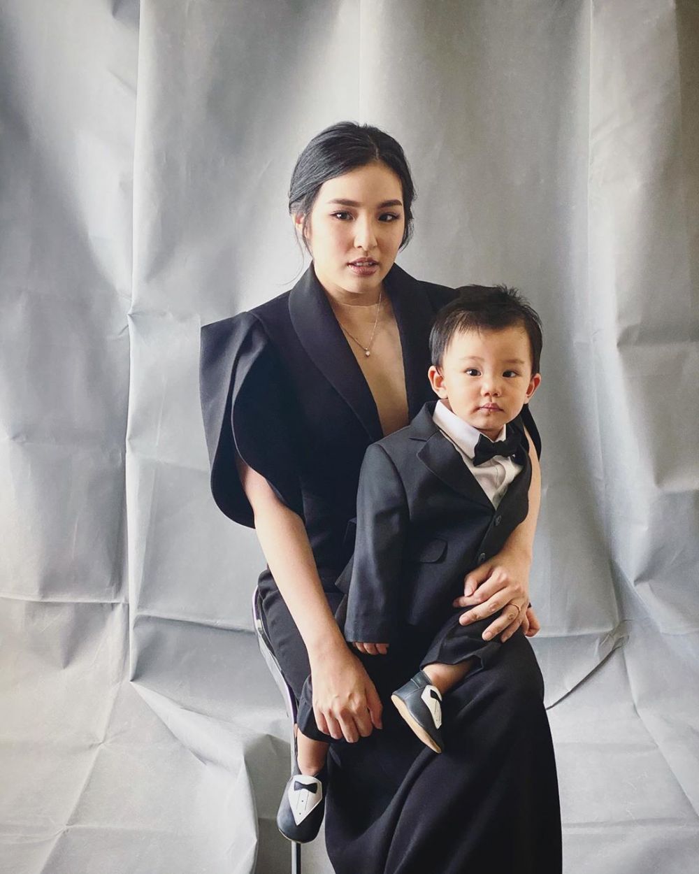 Putranya ultah ke-1, ini 9 gaya pemotretan keluarga Chef Arnold