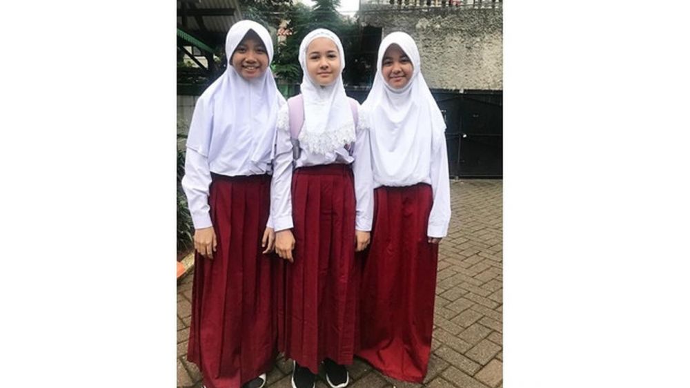 7 Potret lawas Sandrinna Michelle saat SD, aura bintangnya sedari dulu
