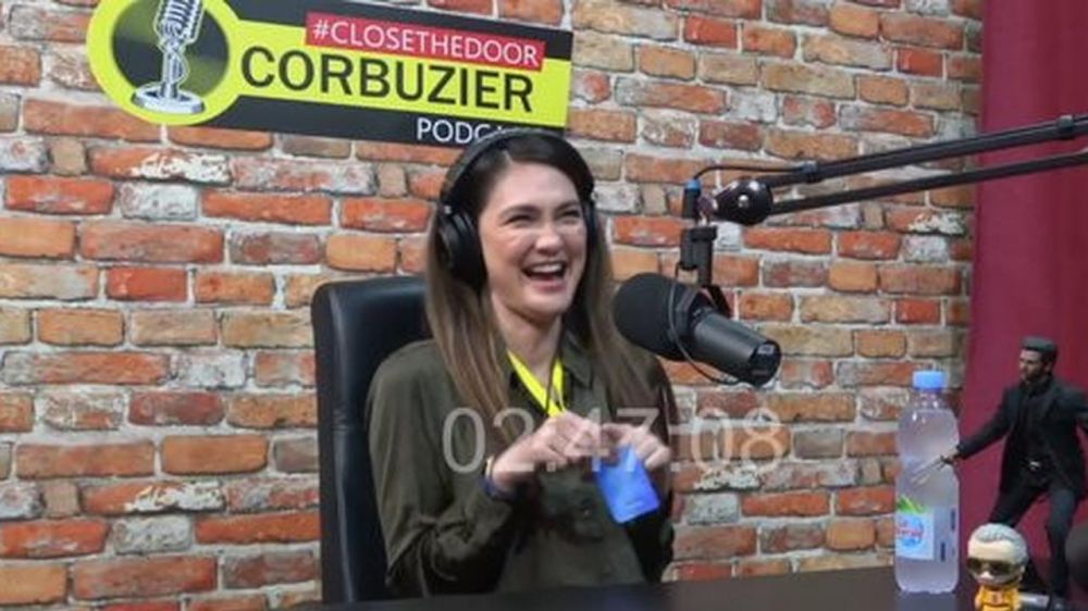 Jadi tren, ini potret 9 seleb pakai kalung antivirus