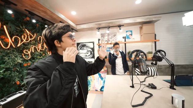 10 Potret studio podcast Sandiaga Uno, Instagramable banget