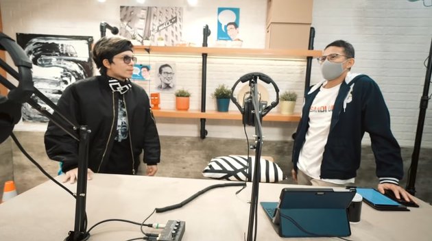 10 Potret studio podcast Sandiaga Uno, Instagramable banget