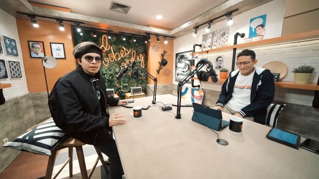 10 Potret studio podcast Sandiaga Uno, Instagramable banget