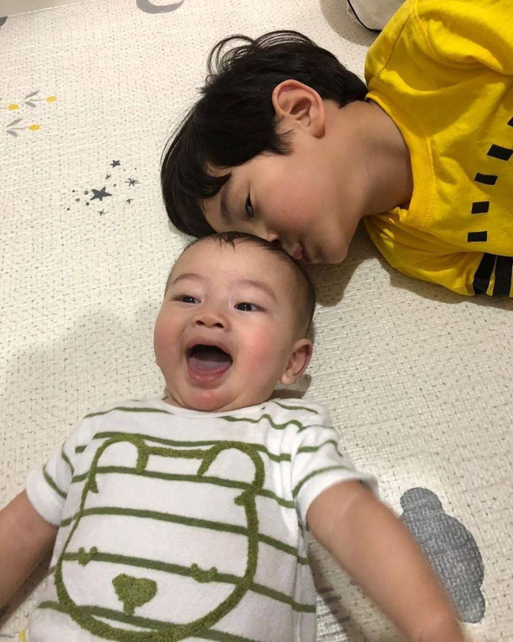 10 Potret kebersamaan Rafathar dan anak Syahnaz, gemasnya dobel