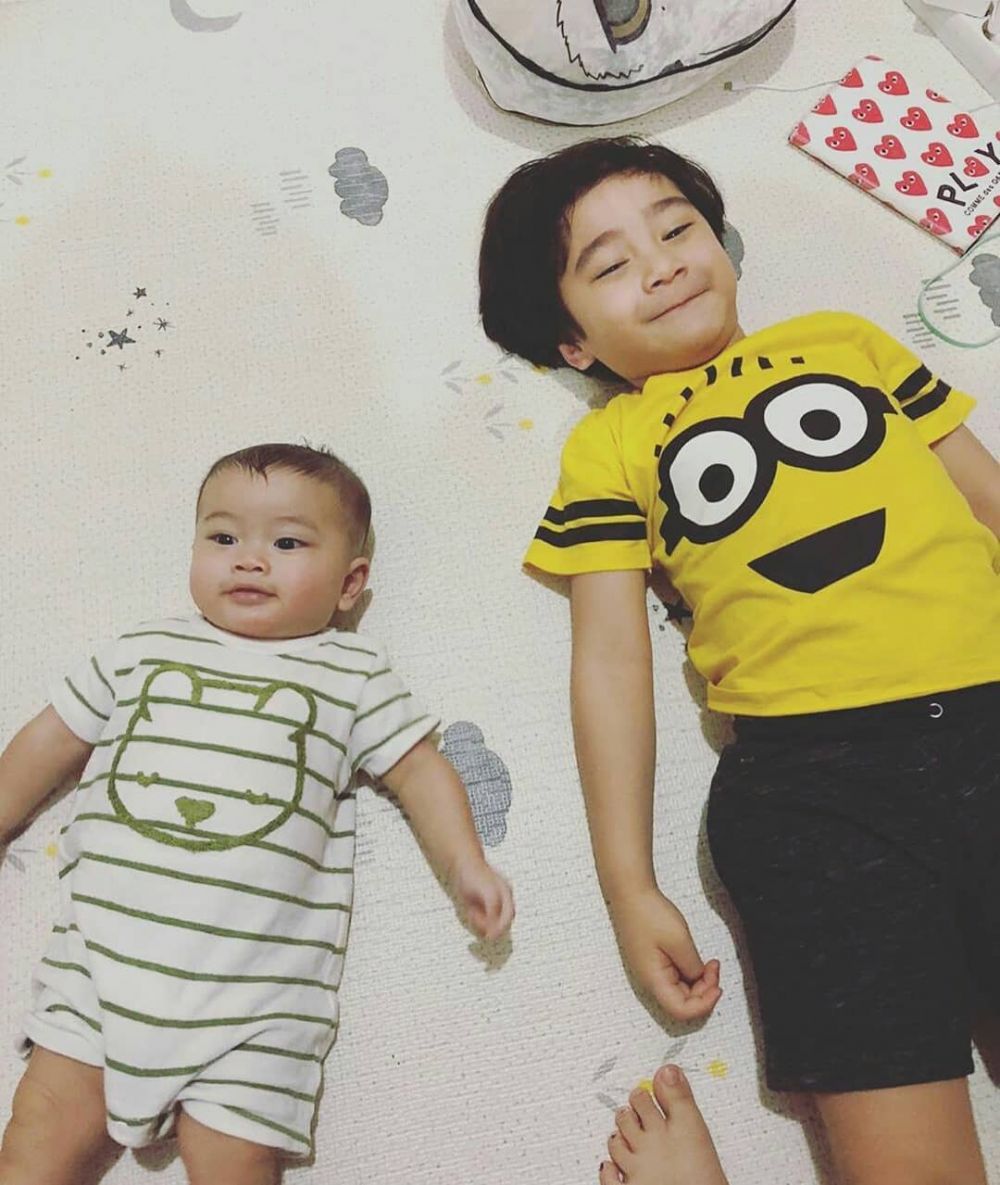 10 Potret kebersamaan Rafathar dan anak Syahnaz, gemasnya dobel