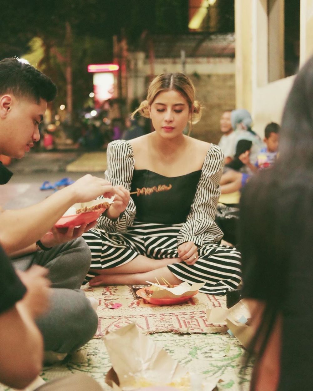 7 Potret Awkarin wisata kuliner Jogja, lesehan makan di angkringan
