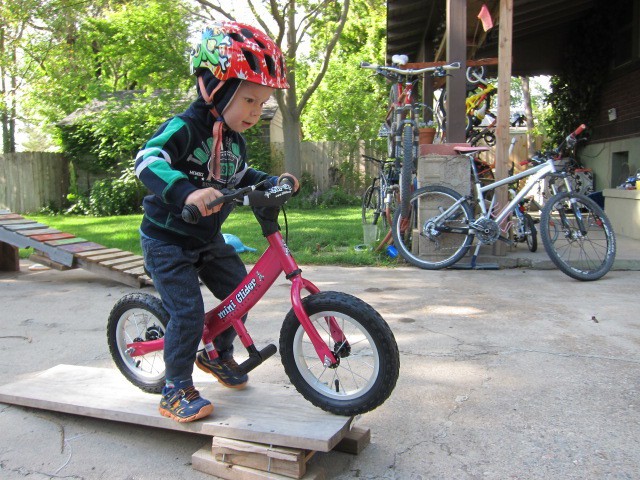 Harga sepeda anak tanpa pedal, lengkap dengan jenis & manfaatnya