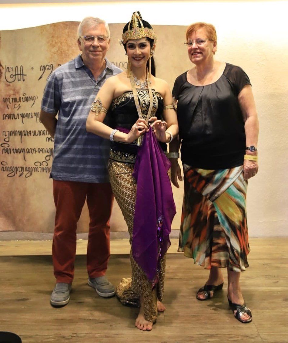 Momen kedekatan 7 seleb bareng mertua bulenya, penuh kehangatan