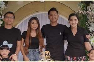 7 Potret seru keluarga Anang & Ashanty naik mobil pick up saat liburan