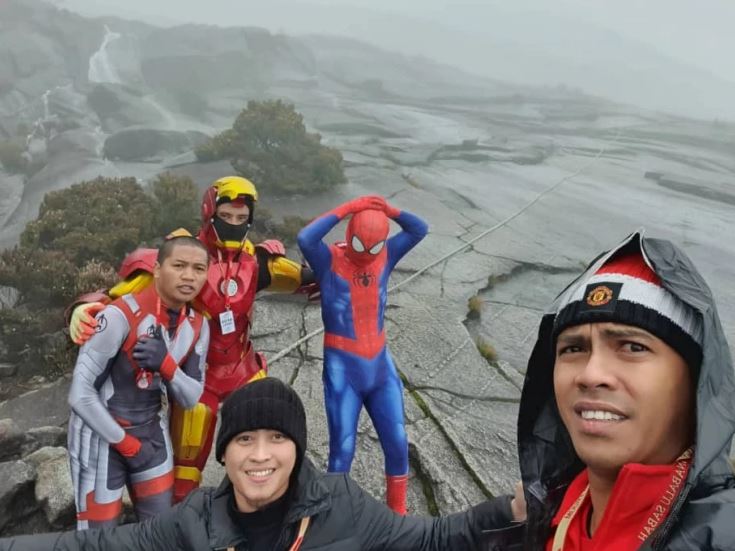 7 Potret sekelompok pemuda mendaki gunung dengan kostum Avengers