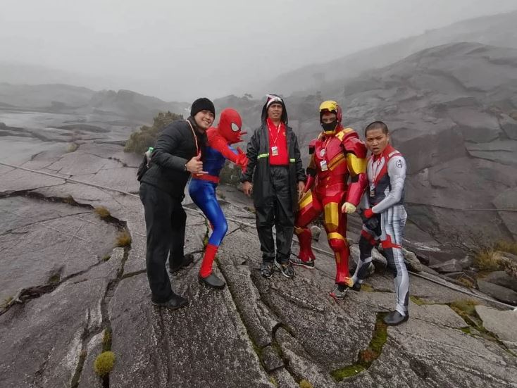 7 Potret sekelompok pemuda mendaki gunung dengan kostum Avengers