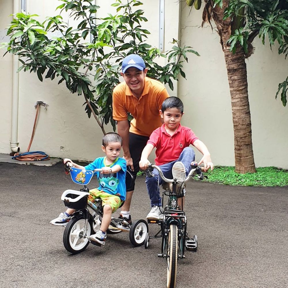 Momen seru anak 8 seleb bersepeda, gaya Gempi curi perhatian