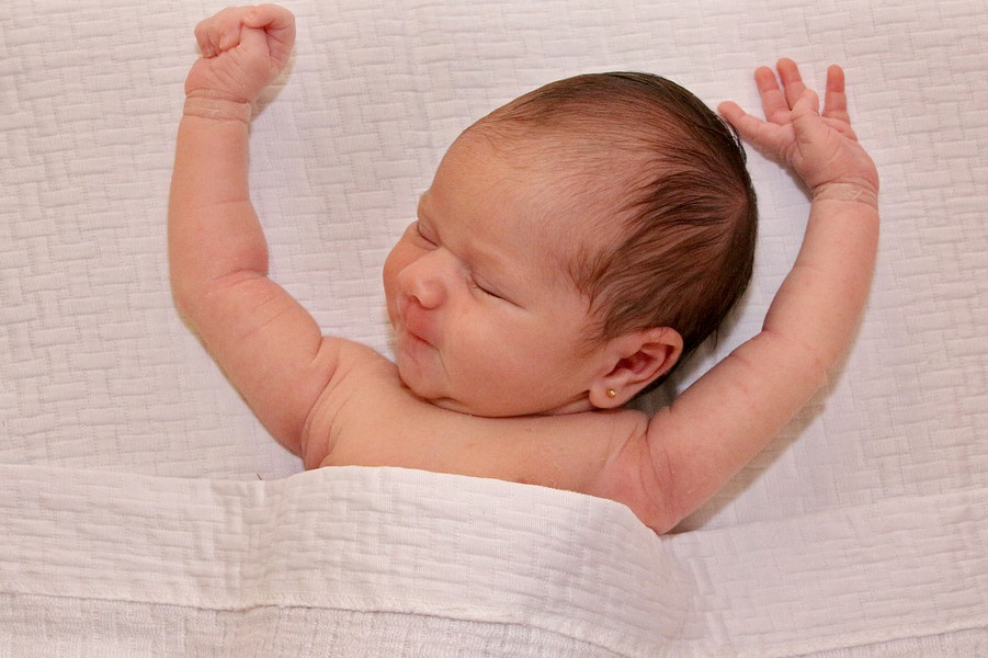 Bayi lahir dengan menggenggam alat kontrasepsi ibunya, bikin heboh
