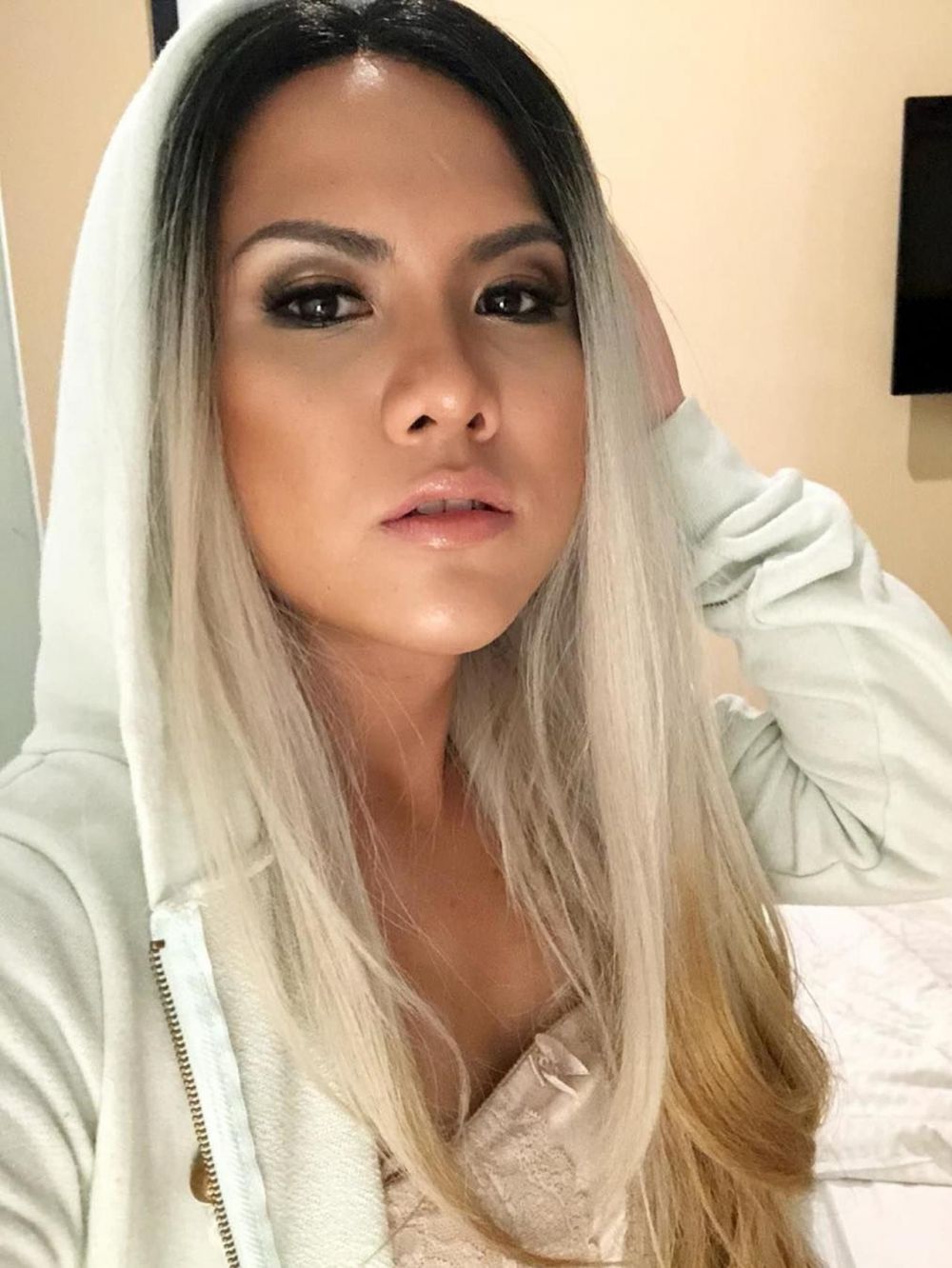 8 Potret Evelyn Anjani berambut panjang ini bikin pangling