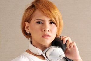 8 Potret Evelyn Anjani berambut panjang ini bikin pangling