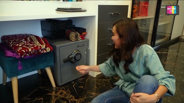 11 Potret kamar Nikita Mirzani, walk in closet penuh koleksi mewah