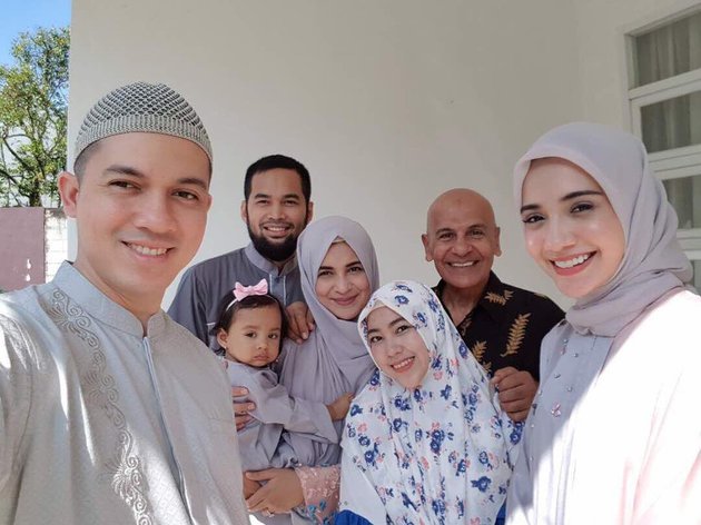 10 Momen Zaskia & Shireen Sungkar bareng ibu sambung, bak kakak adik