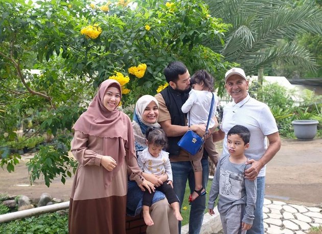 10 Momen Zaskia & Shireen Sungkar bareng ibu sambung, bak kakak adik