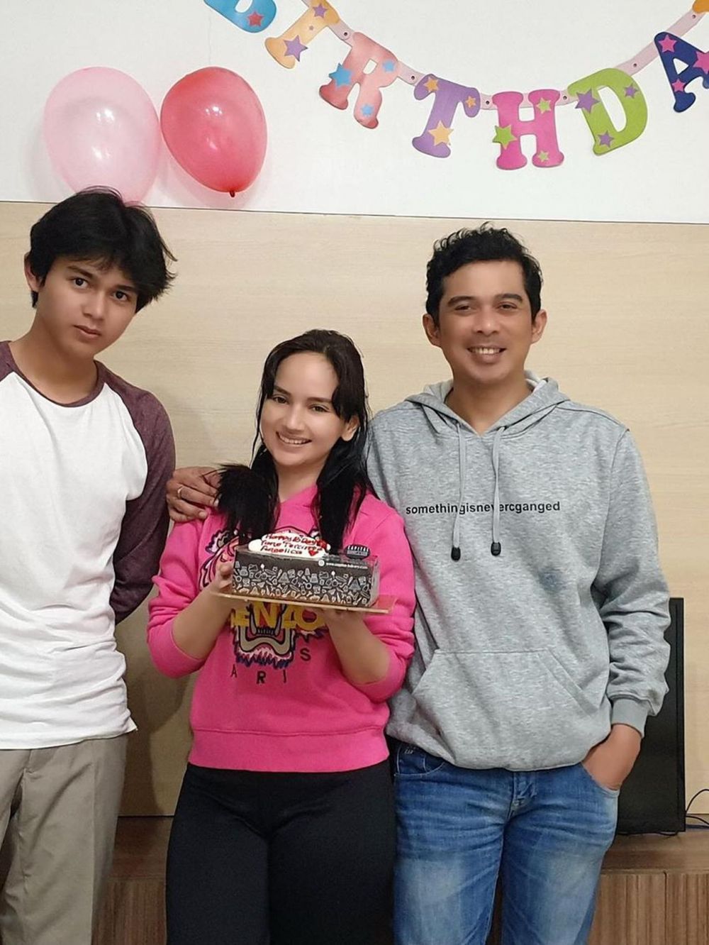 6 Momen ultah Angelica Simperler, suami & anak sambung beri kejutan