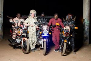 7 Potret kostum ojek online Afrika ini uniknya bukan main