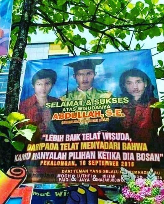 Keanehan di 8 spanduk ini bikin kamu pengen lihat dua kali