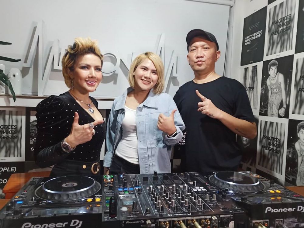 7 Gaya Barbie Kumalasari tanpa wig, tampil beda