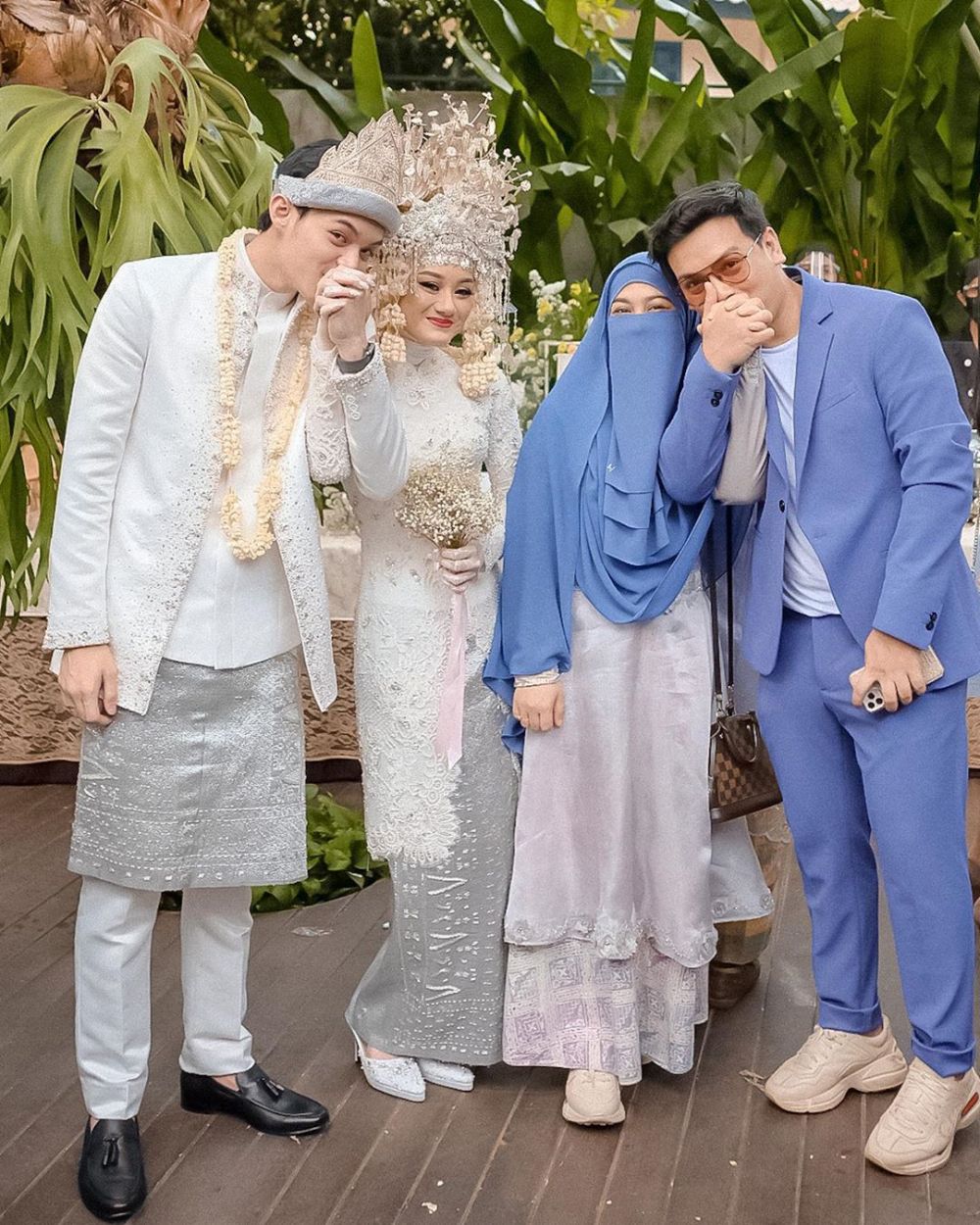Gaya 9 seleb hadiri pernikahan Dinda Hauw, dress code serba putih