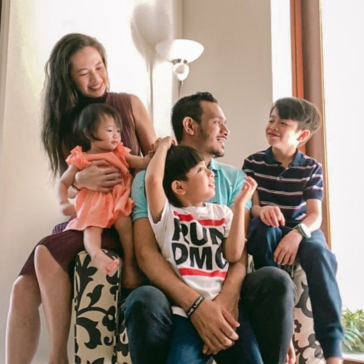 Vakum dari dunia hiburan, ini 10 potret Verlita Evelyn dan keluarga