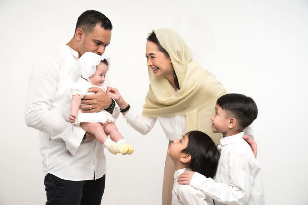 Vakum dari dunia hiburan, ini 10 potret Verlita Evelyn dan keluarga