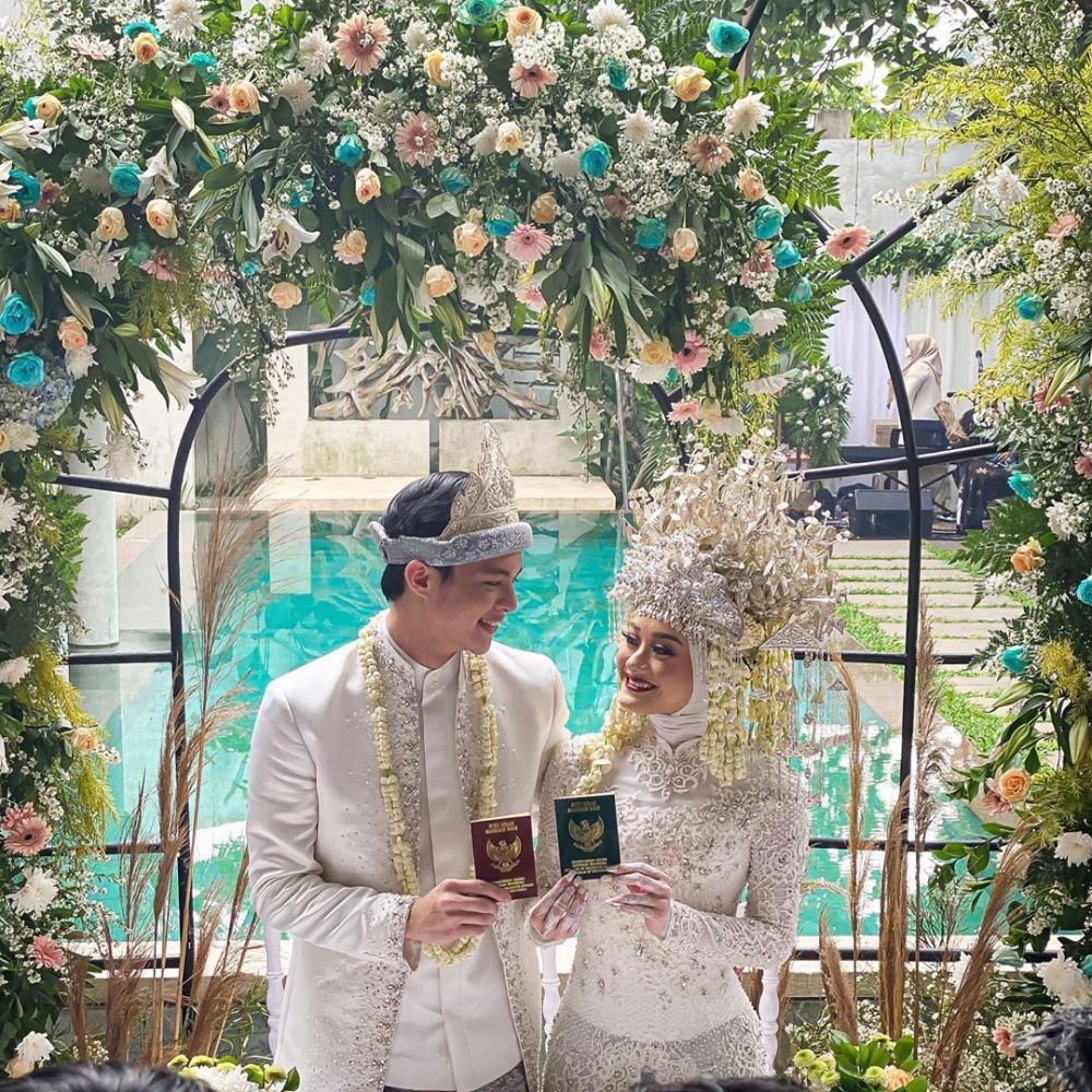 10 Pasangan seleb menikah tanpa pacaran, terbaru Dinda Hauw