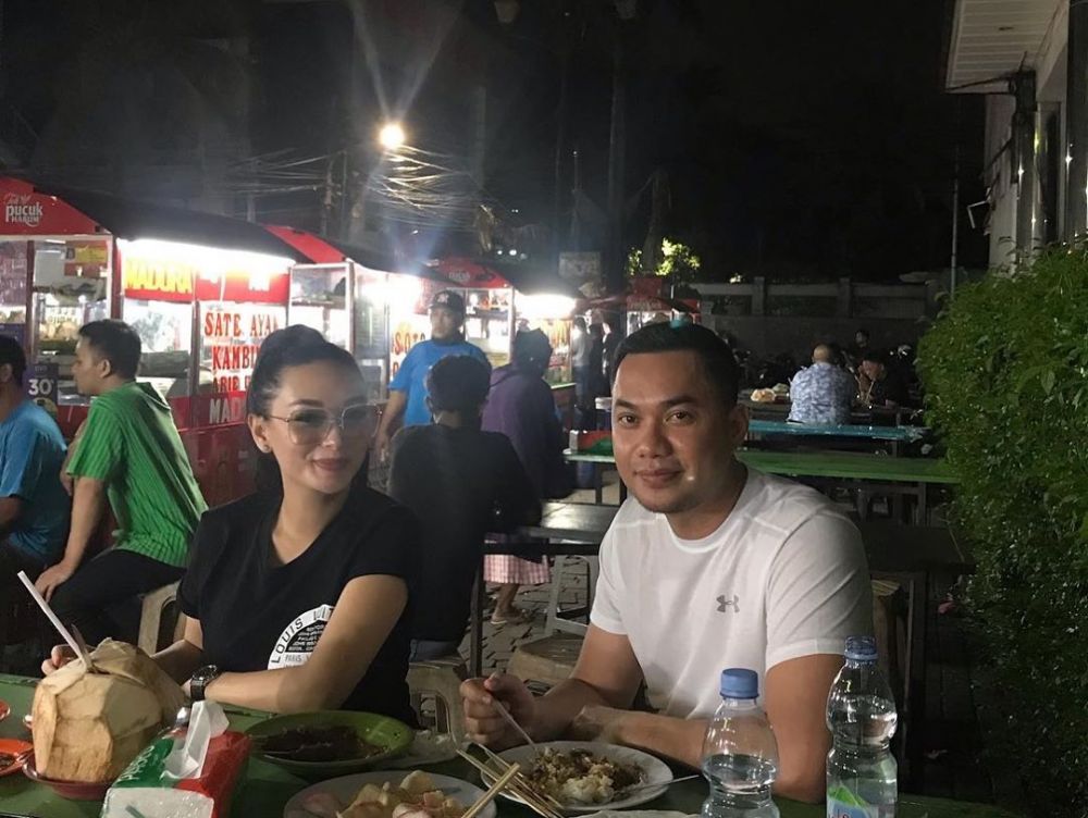 5 Momen Zaskia Gotik dan Sirajuddin makan di warung kaki lima