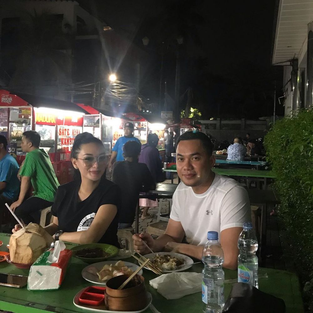 5 Momen Zaskia Gotik dan Sirajuddin makan di warung kaki lima