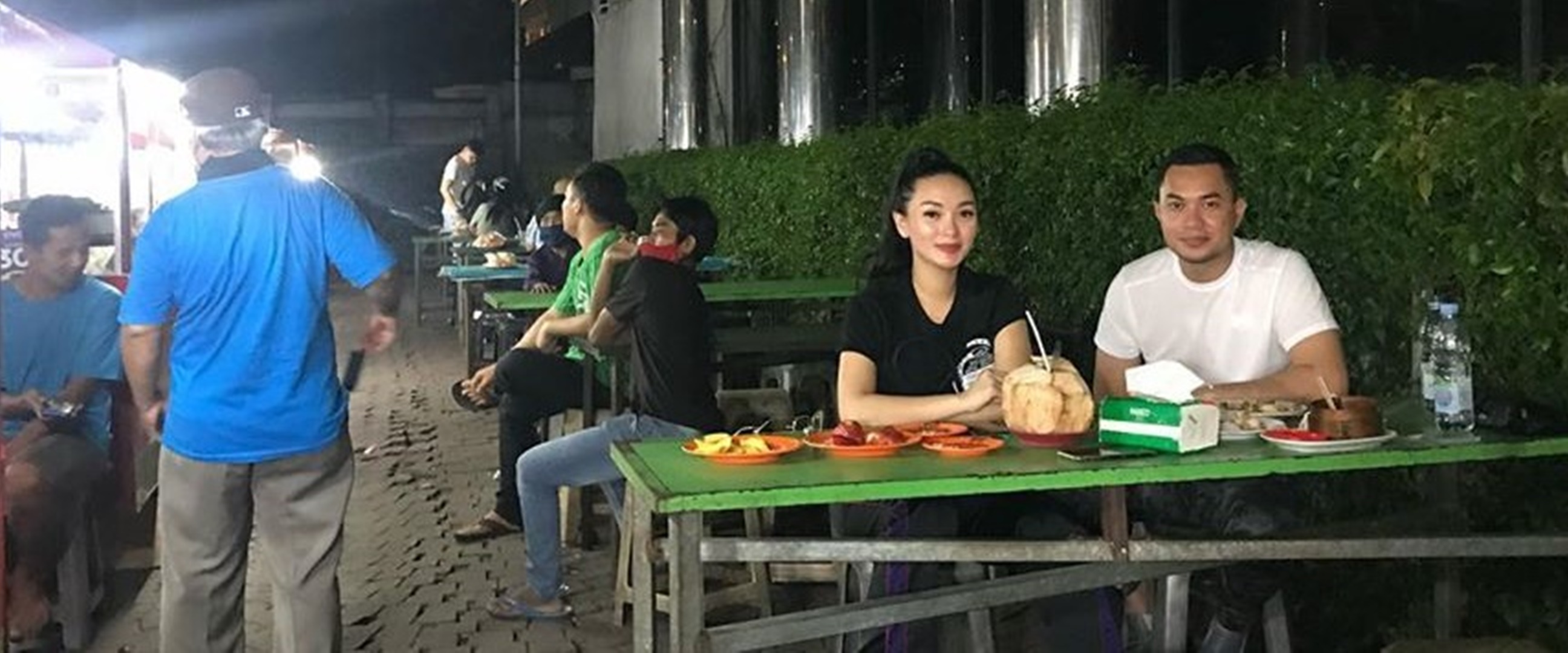 5 Momen Zaskia Gotik dan Sirajuddin makan di warung kaki lima