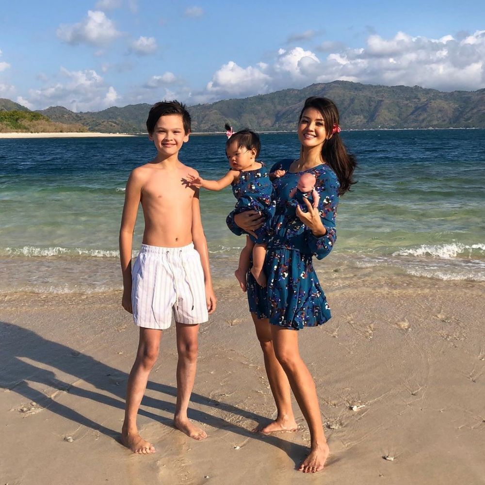 6 Potret Farah Quinn kembaran baju bareng putri dan bonekanya