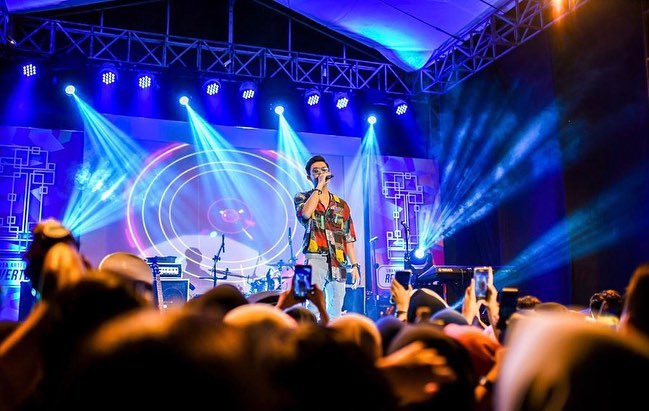 10 Gaya Rey Mbayang saat nyanyi di atas panggung, penuh penjiwaan