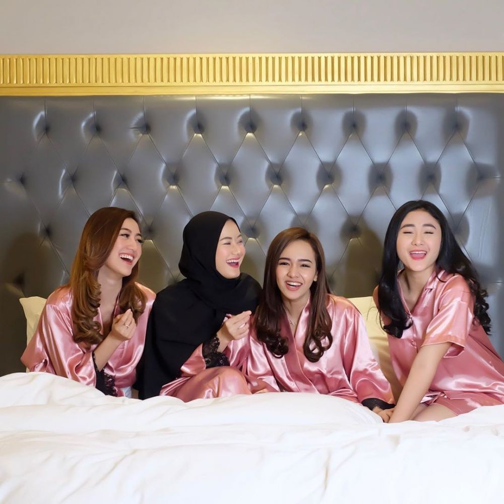 8 Potret persahabatan Dinda Hauw & Sheila Rizkyana, kompak