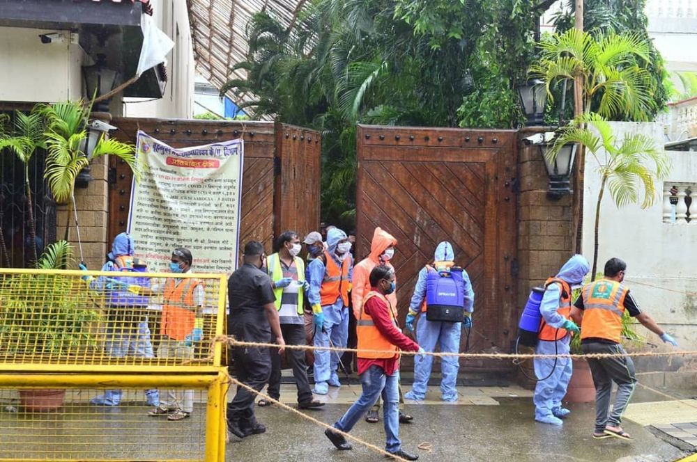 8 Potret terkini rumah Amitabh Bachchan, disegel & dibersihkan petugas