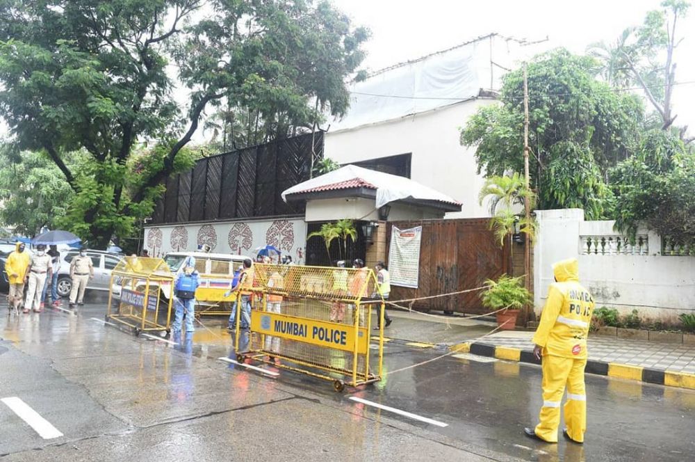 8 Potret terkini rumah Amitabh Bachchan, disegel & dibersihkan petugas