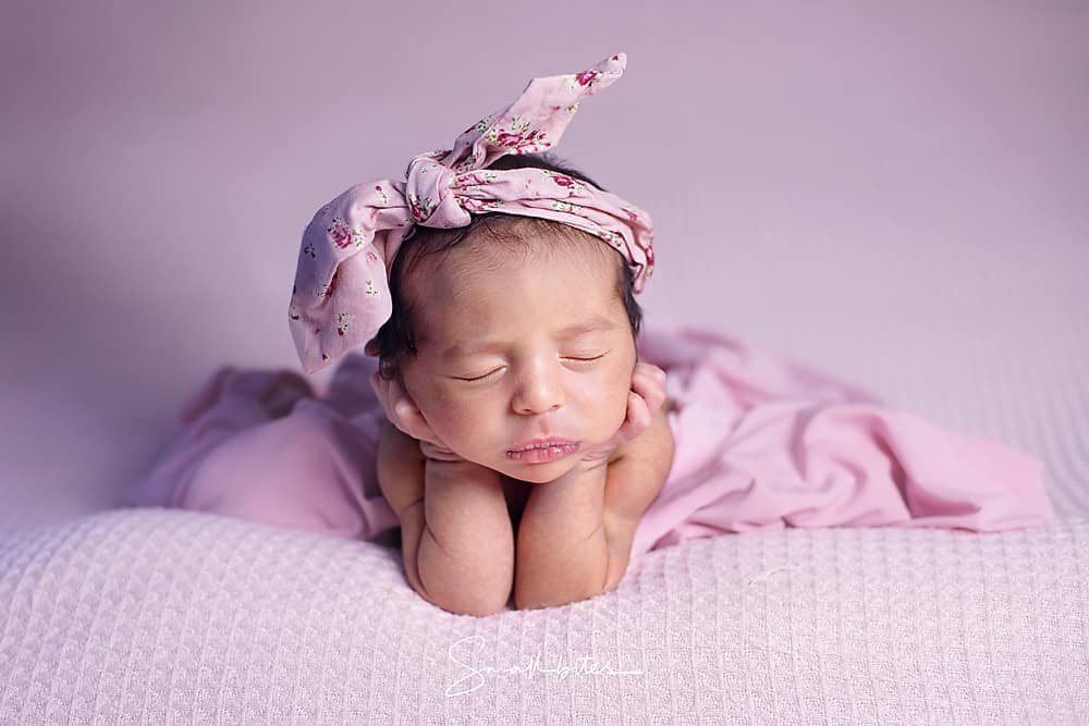 9 Potret gemas bayi Tania Nadira & Abdulla Alwi, parasnya Arab banget